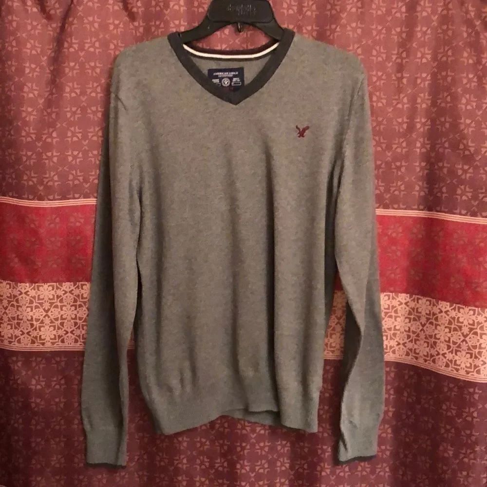 American Eagle Sweater gray red